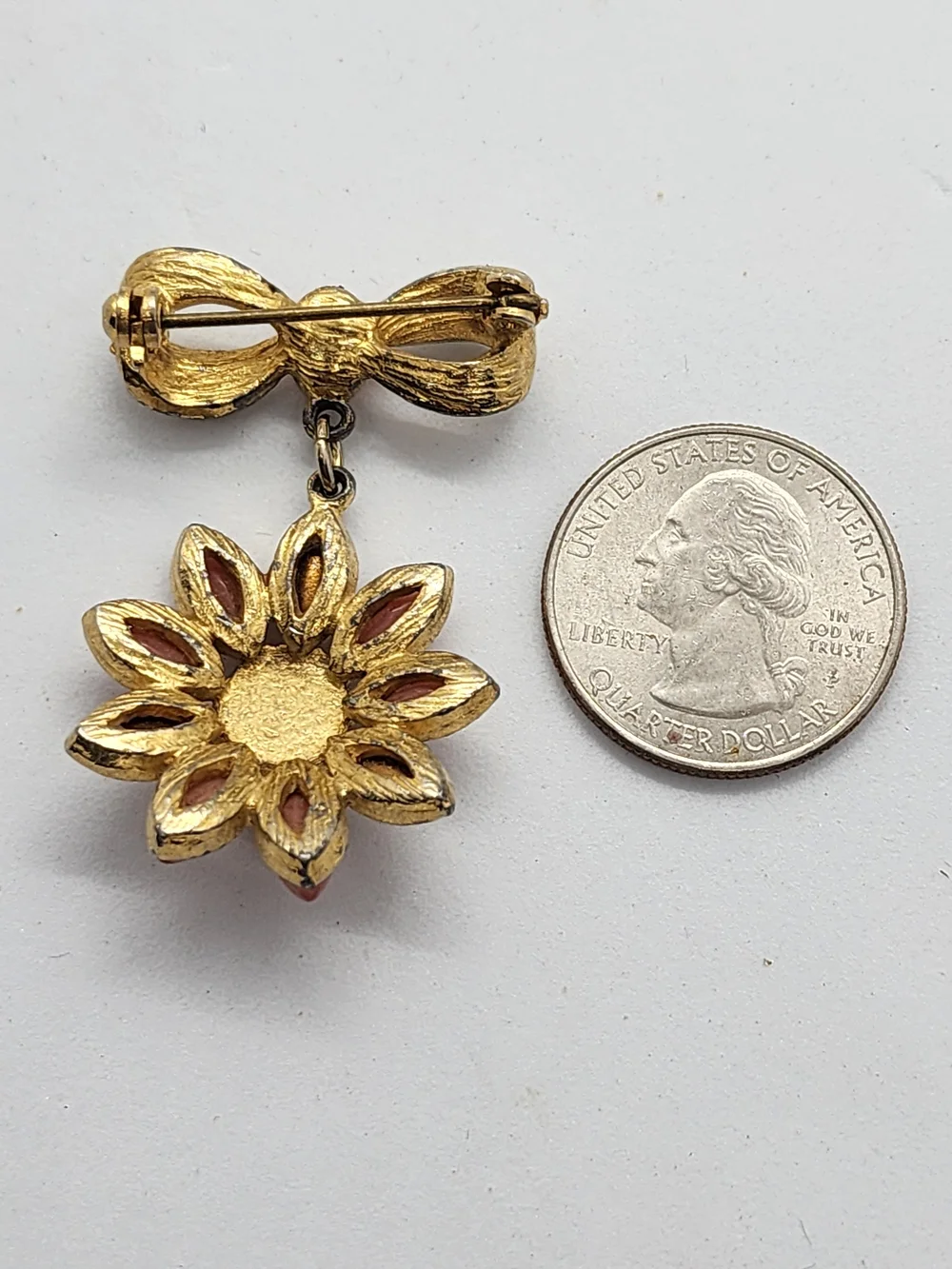 ✨️ 5 For 25 ✨️Gold Tone Pink and Opalescent Flower Drop Brooch